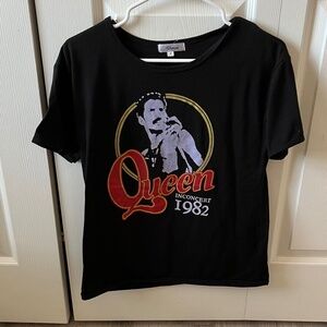 Vintage-Style Queen 1982 Concert Graphic T-Shirt – Black, Size M